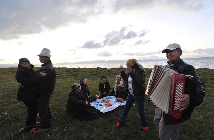 Son-Kul lake festival: People play music and dance