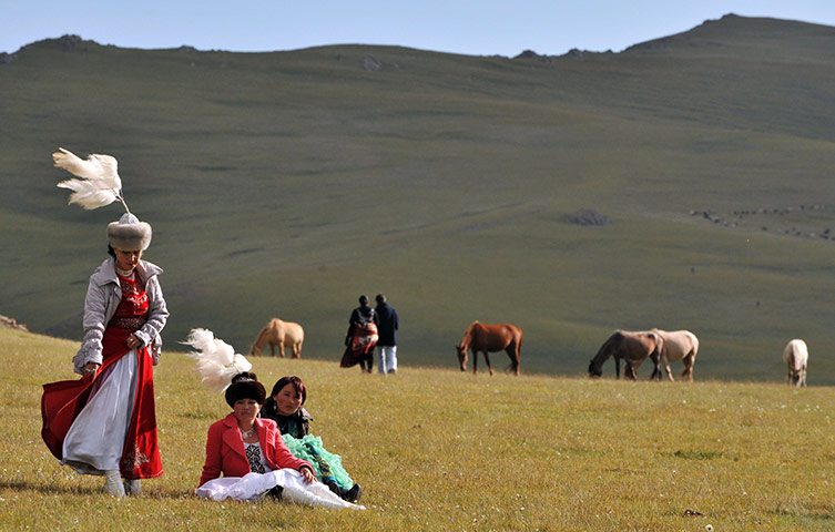 Son-Kul lake festival: Women dressed in traditional costumes