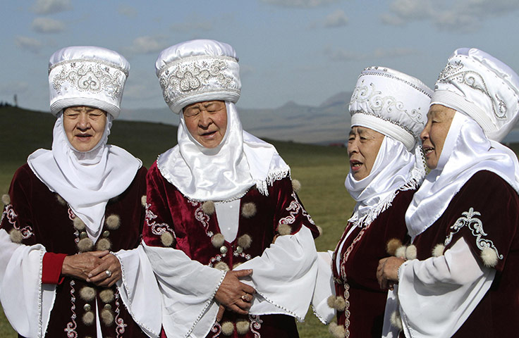 Son-Kul lake festival: Women dressed in traditional attire sing