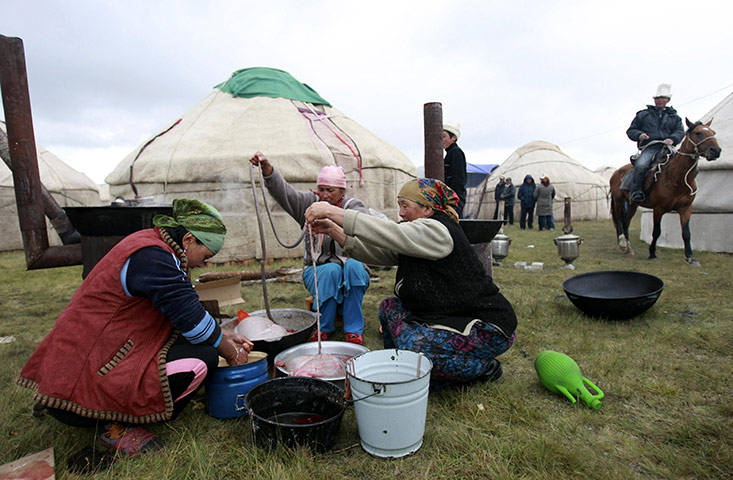 Son-Kul lake festival: Women cook during a festival