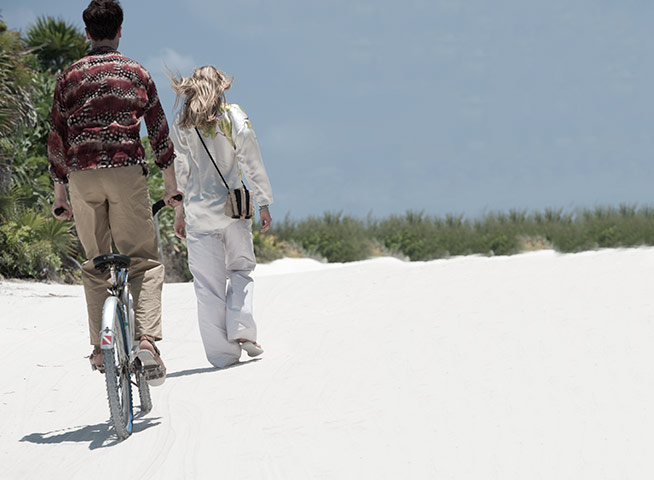 Fashion: bohemian: Walking on beach