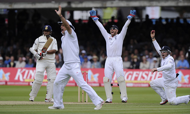 Eng v India Day 2 Test 1: Raina is given out LBW to Swann