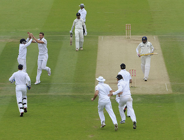 Eng v India Day 2 Test 1: England players celebrate as Laxman is caught on the boundary