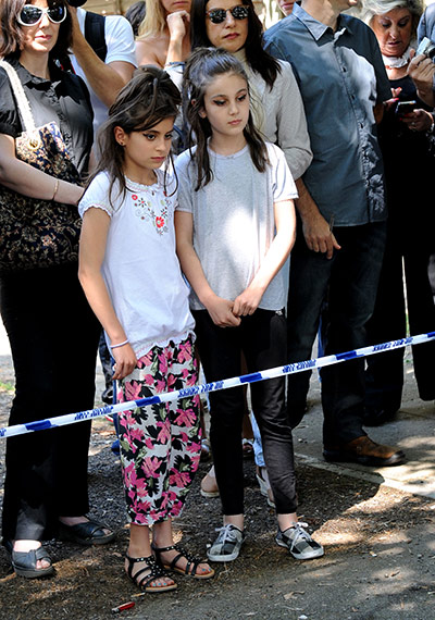 amy winehouse tributes: Children in Winehouse's trademark eye make-up