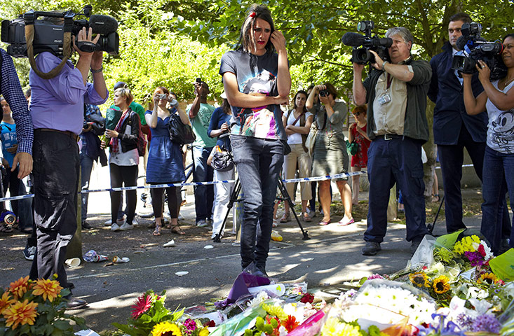 amy winehouse tributes: British Singer Amy Winehouse Found Dead