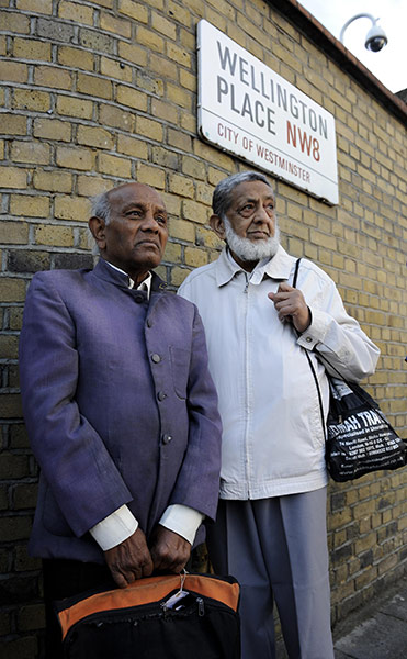 Eng v India final day: Fans queue in Wellington Place ahead of the final day in the first test