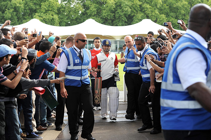Eng v India final day: Sachin Tendulkar makes his way back to the Pavilion before play begins