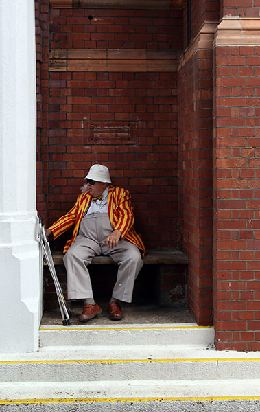 Eng v India final day: MCC member enjoys a cigar