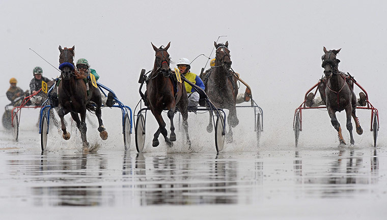 24 hours: Cuxhaven, Germany: Trotters take part in traditional Duhnen mudflat race