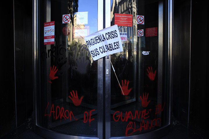 24 hours: Madrid, Spain: 'Indignant' demonstrators leave red handprints