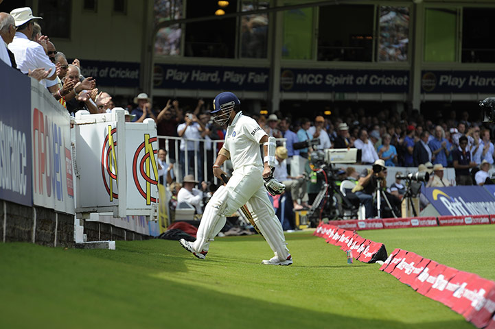 England v India Final day: Tendulkar returns to the pavilion
