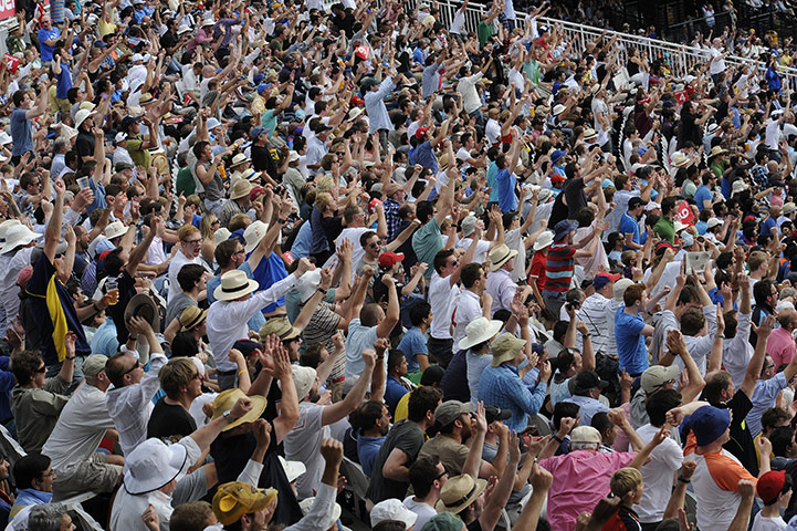 England v India fifth day: England fans celebrate as Tremlett gets Dhoni caught behind