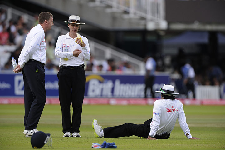 England v India fifth day: Umpire Bowden has a banana & Umpire Rauf sits down during a drinks break