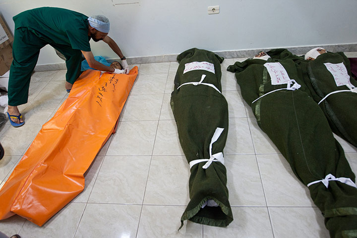 Misrata hospital: Dead rebel fighters are prepared for burial 
