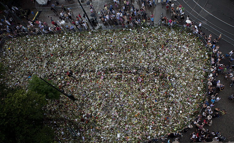 24 hours in pictures: floral tributes outside Oslo Cathedral