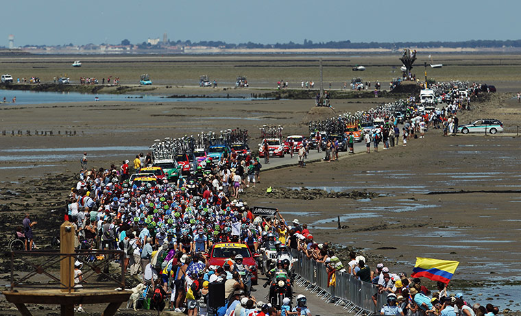 Tour de France stage 1: Peloton on the Passage du Gois 