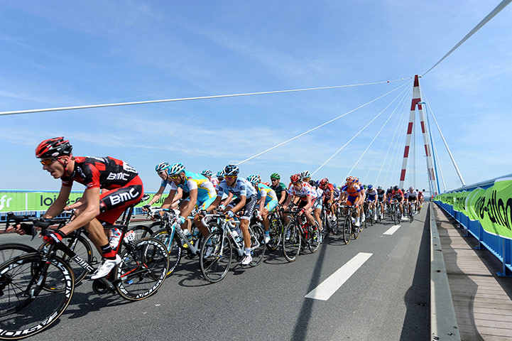 Tour de France Update: The pack rides on the Saint-Nazaire bridge Stage 3 Tour de France