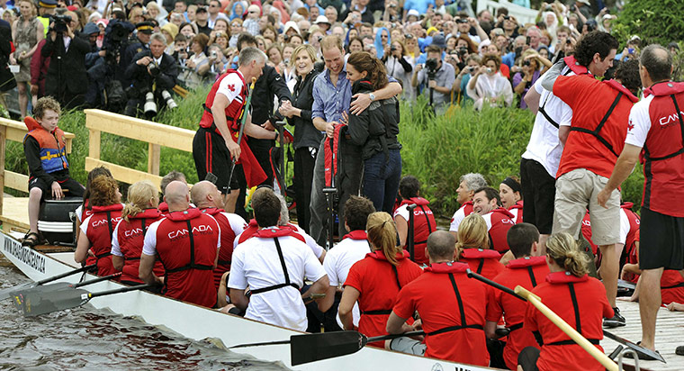 Dragon boat race: Dragon boat race with the Duchess of Cambridge 