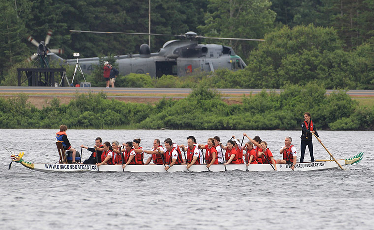 Dragon boat race: Dragon boat race with the Duchess of Cambridge 