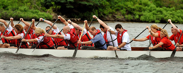 Dragon boat race: Dragon boat race with the Duchess of Cambridge 