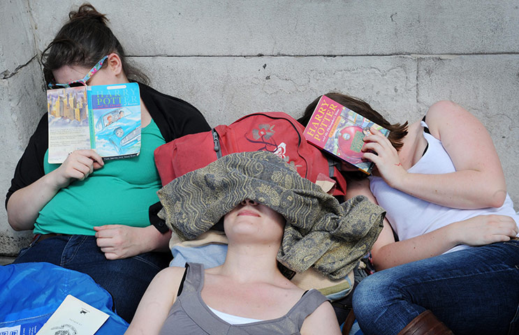 Camp Harry Potter: Harry Potter fans queue with books in Trafalgar Square 