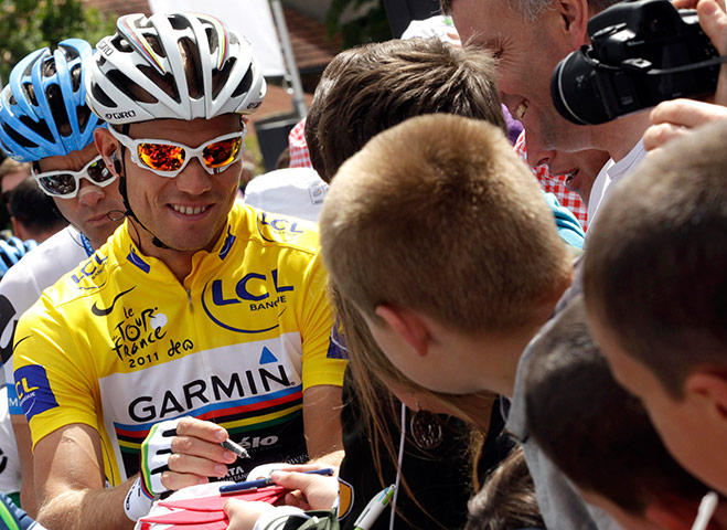 Tour de France stage 5: Thor Hushovd signs autographs at the start of the fifth stage 
