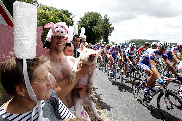 Tour de France stage 5: The peloton isn't distracted by crazy headgear and a pig