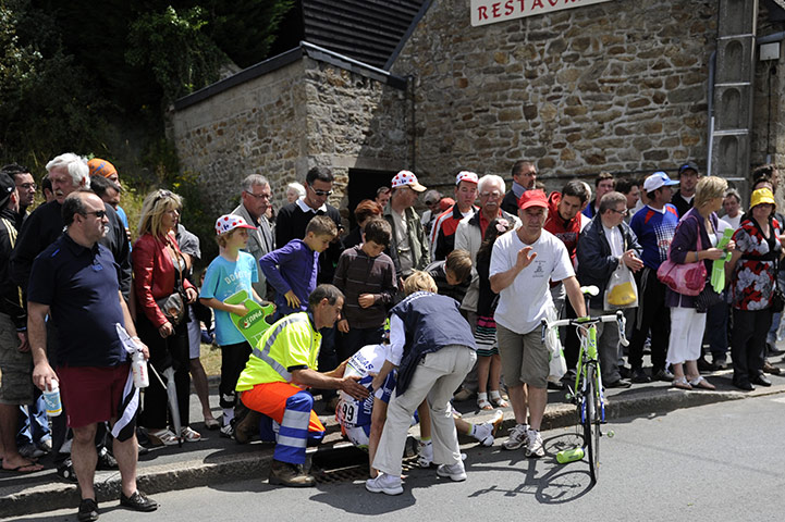 Tour de France stage 5: Alessandro Vanotti needs medical assistance after crashing