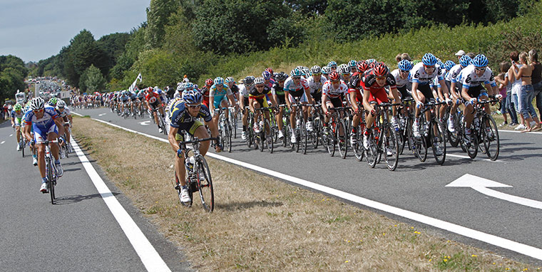 Tour de France stage 5: Romain Feillu crosses over from one road to another