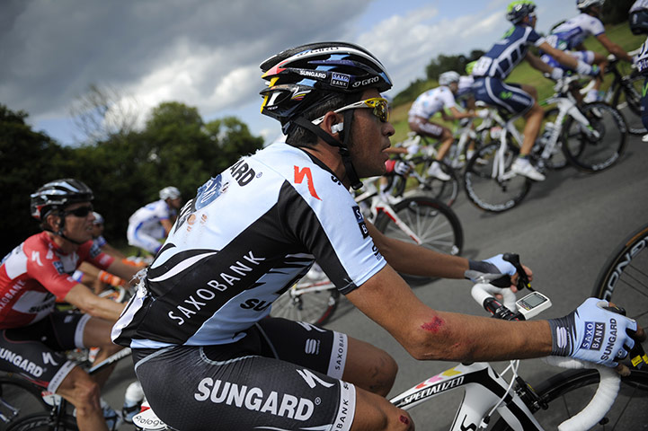 Tour de France stage 5: Alberto Contador's jersey is torn after his crash