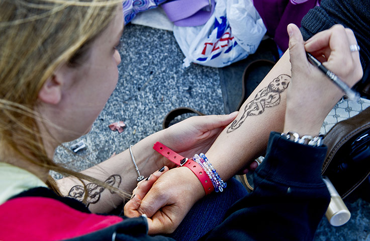 Harry Potter Update: Fans queue overnight ahead of Harry Potter film premiere