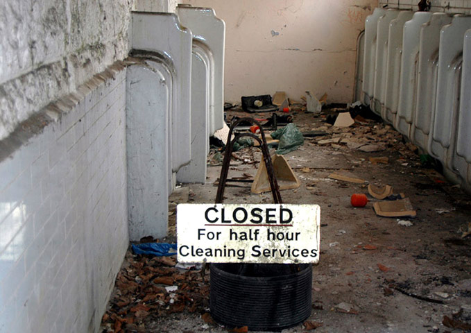 In pictures: Closed sign in Kew gardens by Barry Barnett