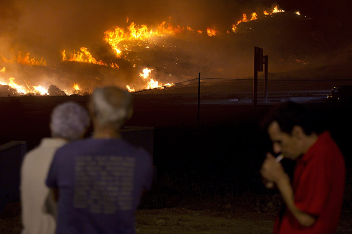 24 hours in pictures: A wildfire burns on the Sierra Carbonera 