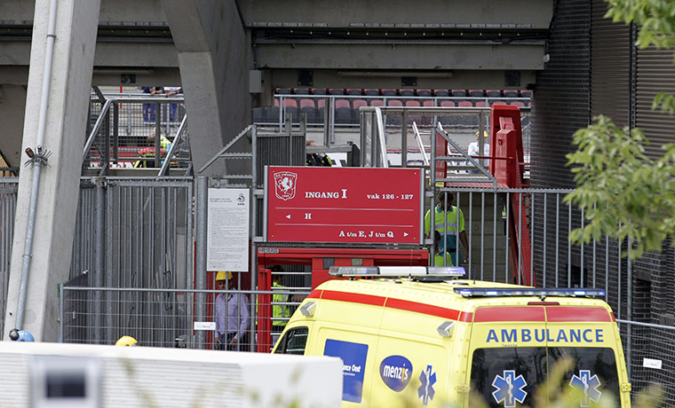 http://static.guim.co.uk/sys-images/Guardian/Pix/pictures/2011/7/7/1310043632325/Roof-of-FC-twente-stadium-003.jpg