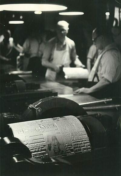 News of The World History: Operators at work in the foundry remove plates from the Autoplate machine