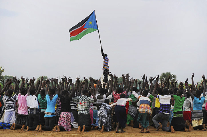 24 hours in pictures: Man holds up South Sudan's new flag 