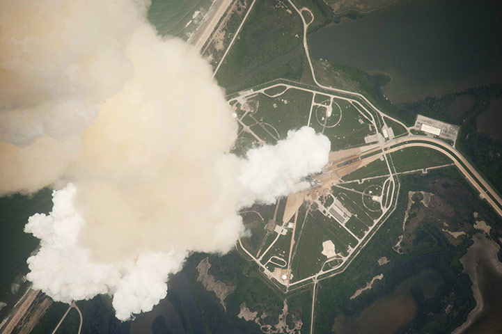 24 Hours in Pictures: The exhaust plume from Space Shuttle Atlantis