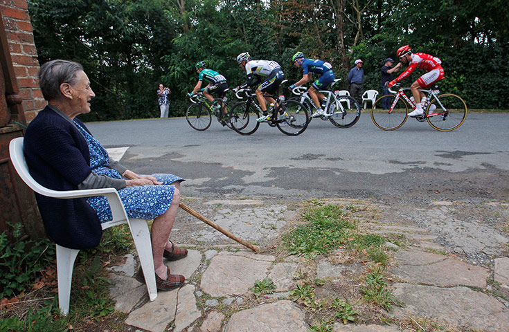 Tour De France stage 8: Une bleue watches the breakaway group