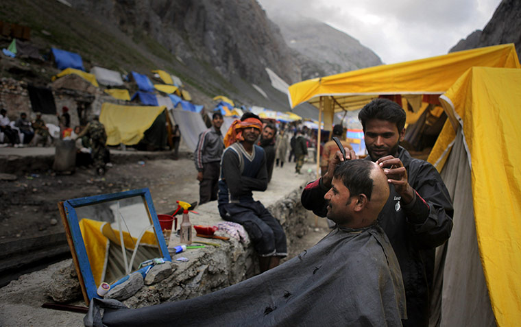 24 hours: Indian-controlled Kashmir: A Hindu pilgrim gets his head shaved 