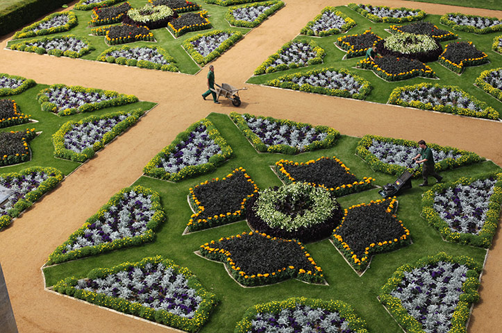 Wrest park: Gardeners put finishing touches to the Italian Gardens 