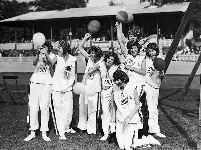 Herne Hill Velodrome: Equipe De Coureuses Au Herne Hill Velodrome De Londres En 1930