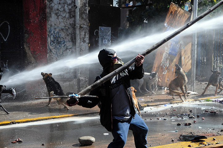 24 hours in pictures: Chilean students strike and protest