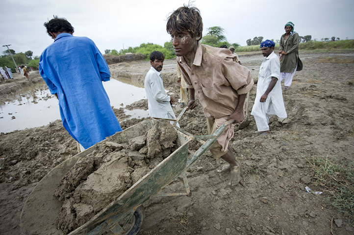 Pakistan: Tearfund aid work one year on from the 2010 flooding