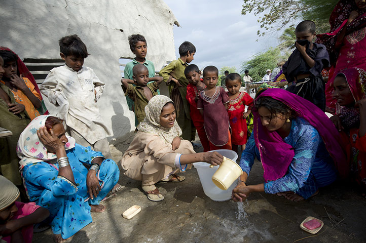 Pakistan: Tearfund aid work one year on from the 2010 flooding