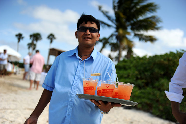 Cayman Islands: Waiter with cocktails