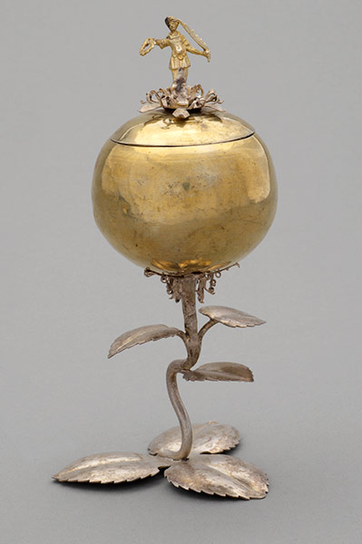 Treasures from Vienna: Treasures from Vienna Cup in the shape of an apple