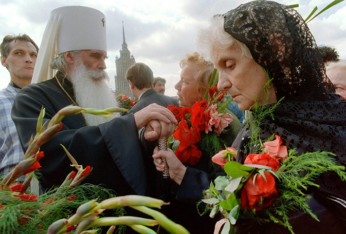 Moscow  coup: 24 August: A relative of one of the victims of the failed coup grieves 