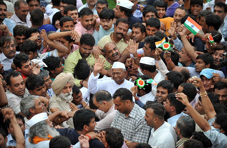 Anna Hazare : Indians surround anti-corruption crusader Anna Hazare