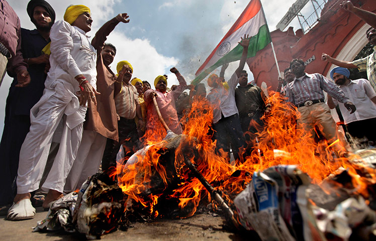 Anna Hazare : Bharatiya Janata Party supporters of Anna Hazare burn an effigy