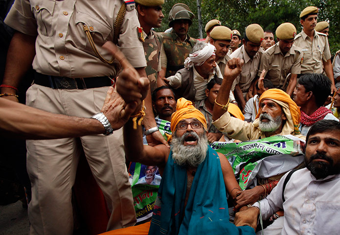 Anna Hazare : Supporters of Anna Hazare chant slogans
